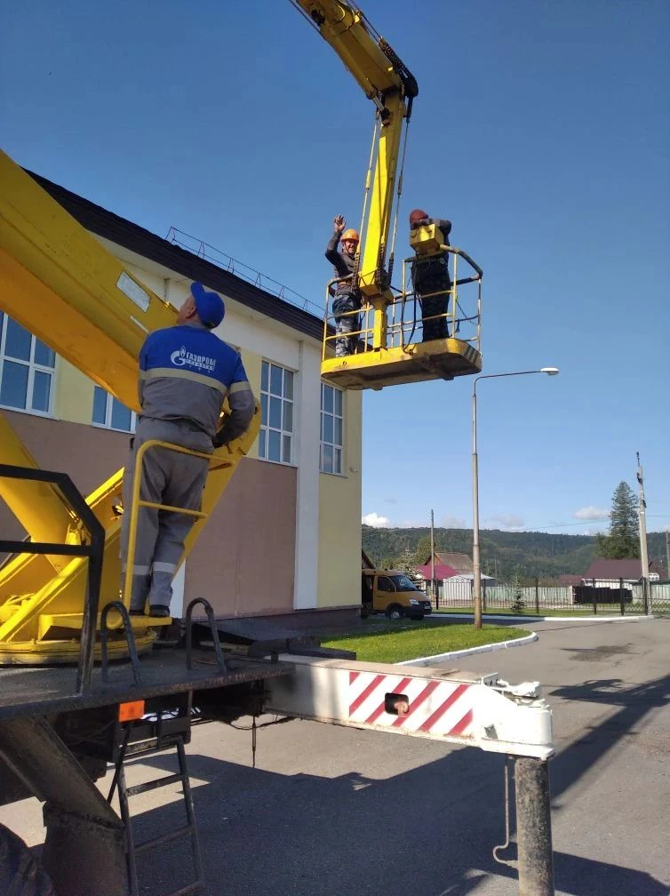 Установка кровельного ограждения на крыше образовательного учреждения в МАОУ СОШ с.Крас...