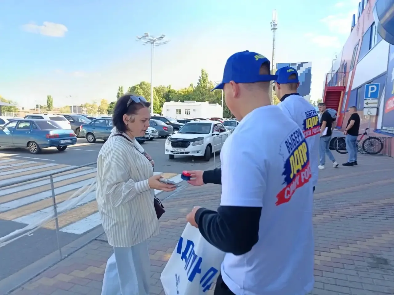 🤝  ЛДПР продолжает работу на улицах региона