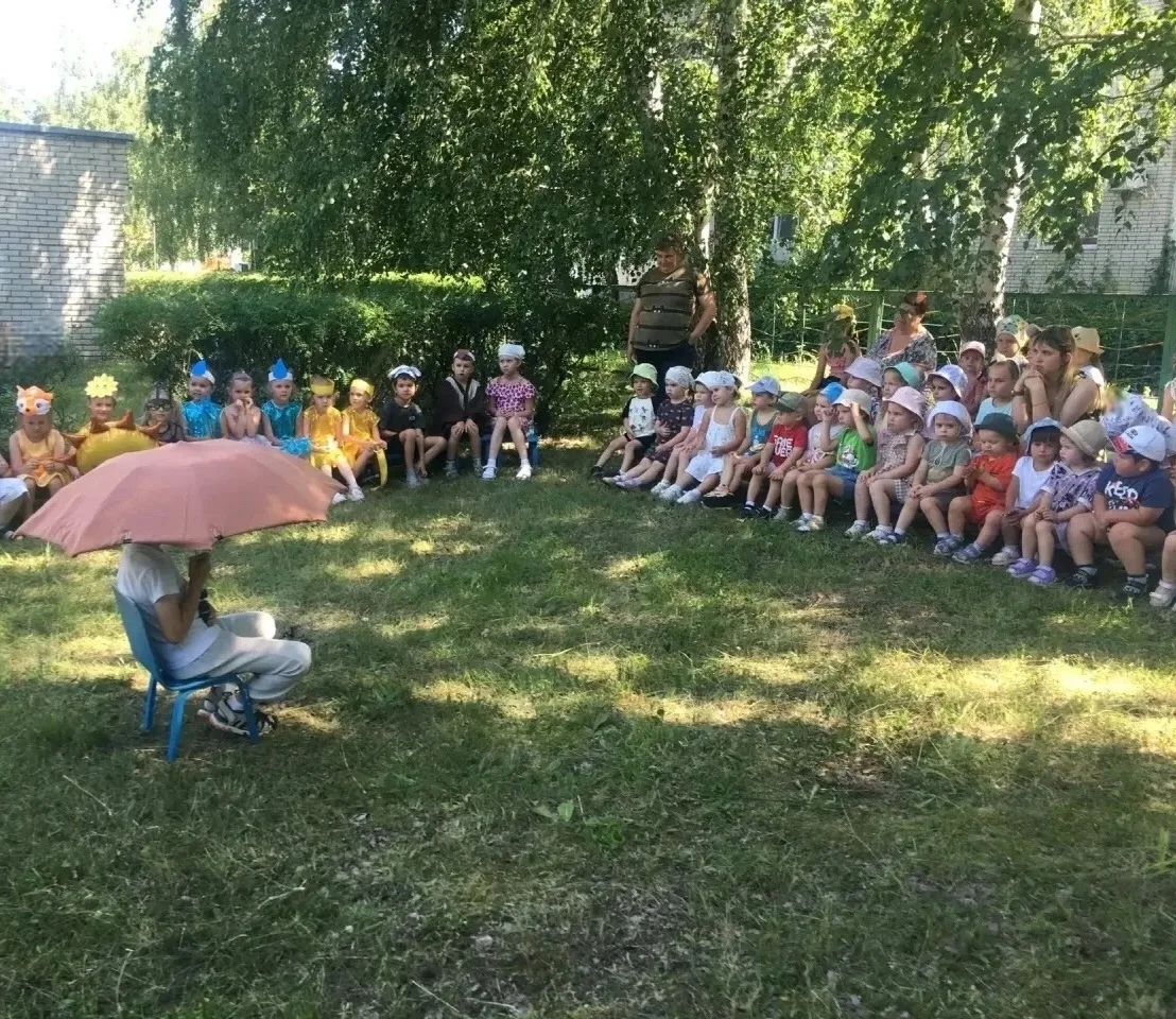 Сегодня #Солнышки показали для малышей настоящий спектакль по сказке Владимира Сутеева «Под грибом».