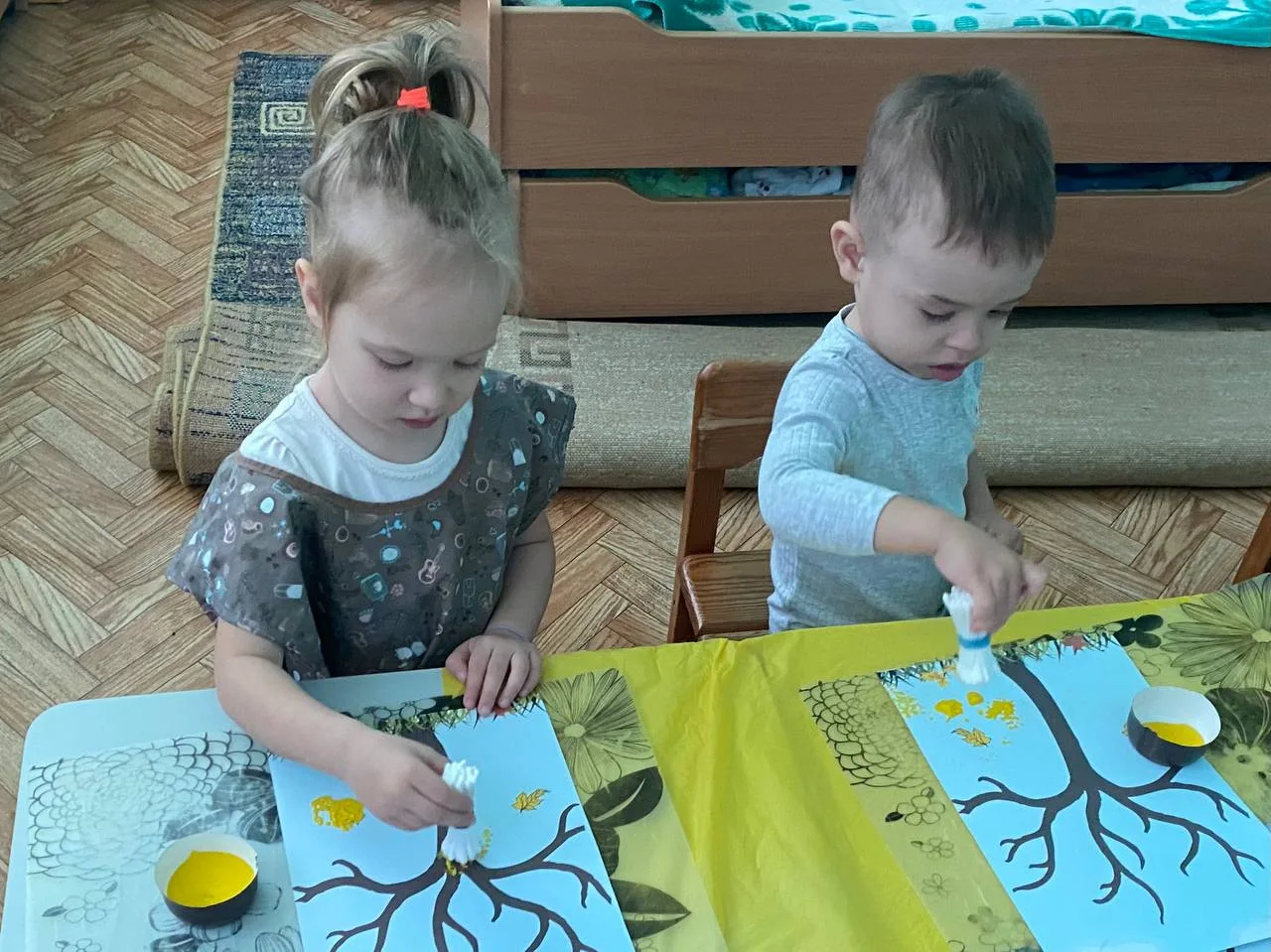 На кружке "Волшебные пальчики" маленькие художники учились рисовать "Осеннее дерево" с ...