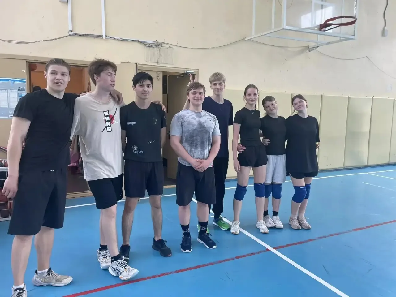 Матч выпускников и учителей состоялся 🏐✅  Вчера, 21 мая, прошла традиционная игра «11 класс против у