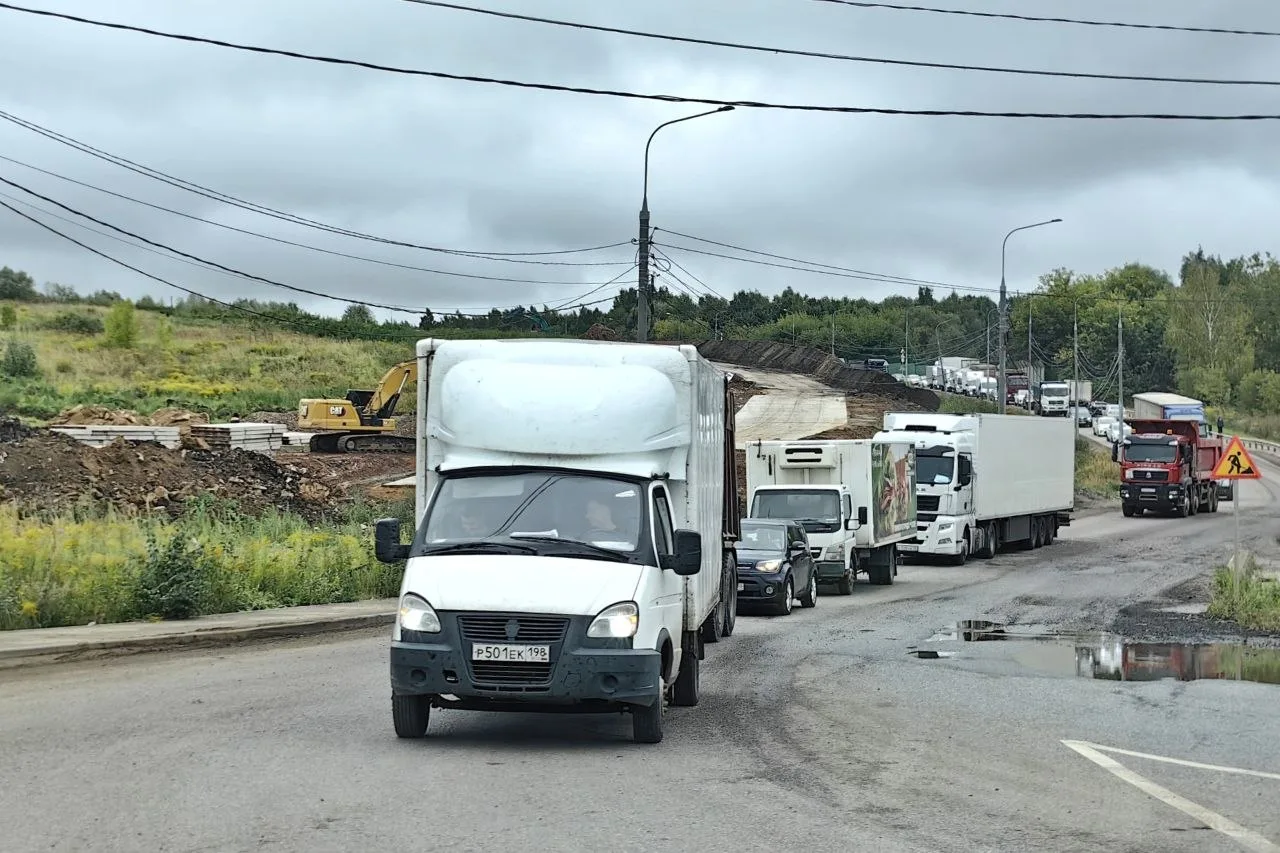 Пробка около деревни Щербинка. Половина из машин — фуры и самосвалы. При этом администр...