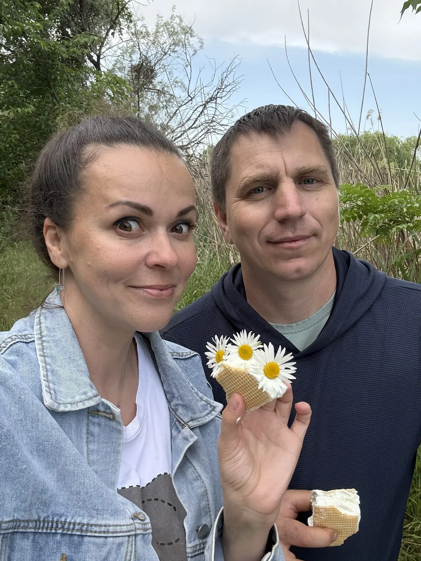 Вечером хорошо прогулялись втроём 🤗. Обычно Дима в это время огородничает , а я с Тимой вдвоём колес
