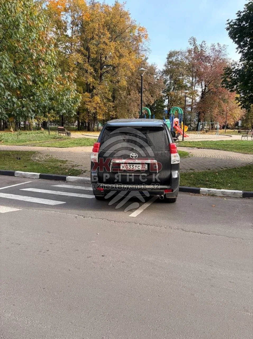 Когда очень хотелось припарковаться поближе к травке, но про бордюр решили забыть 😅