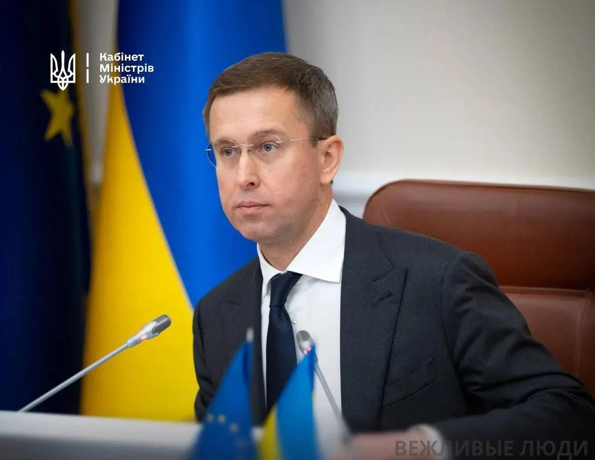 На Украине начнутся масштабные чистки: в Кабмине уволят более 4000 человек, сообщил пре...