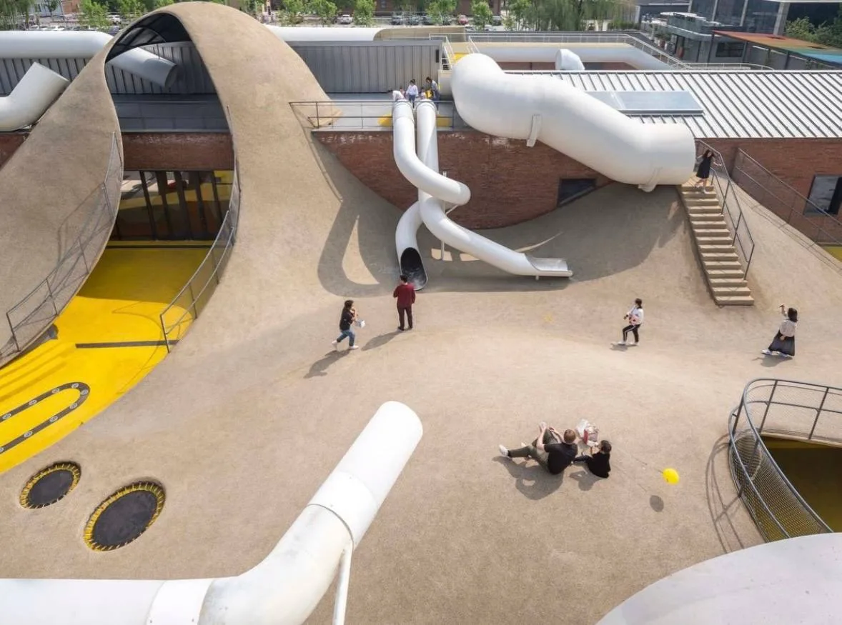 В Пекине бывшие склады превратили в детский городок

Назвали его The Playscape — детский общественны