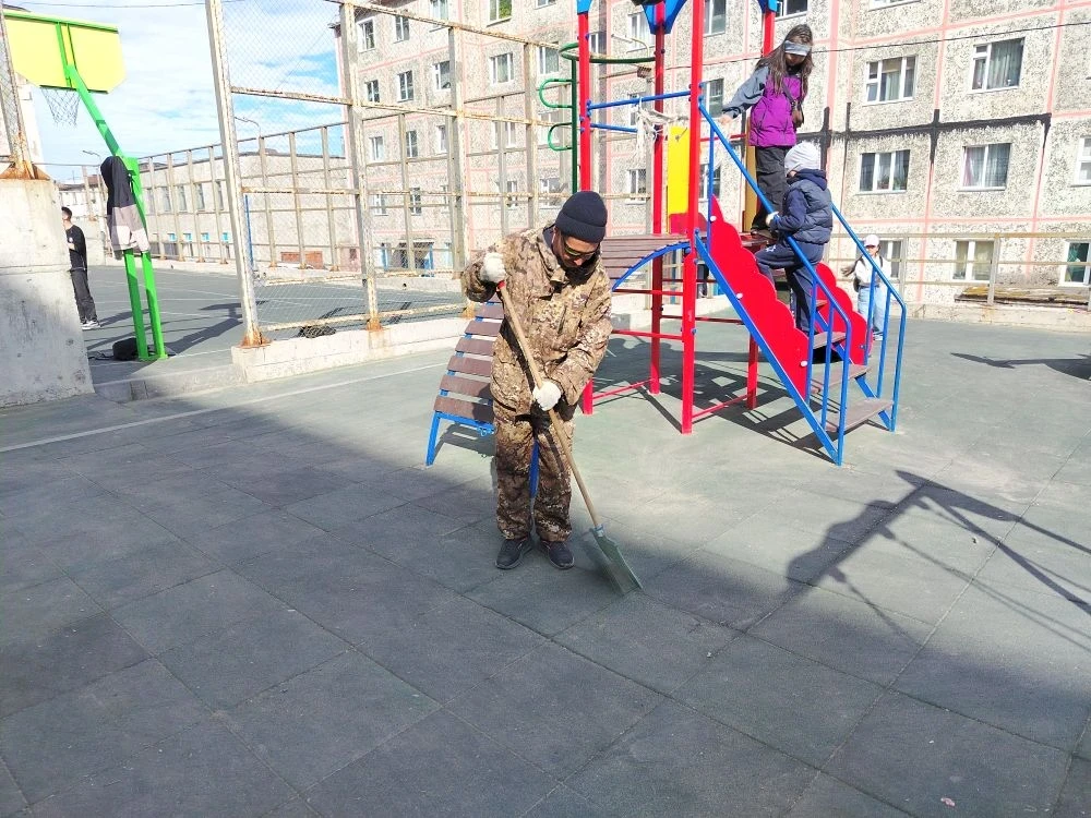 В дополнение к предыдщему посту - наши дворники вчера, 4 июня, убрали еще и детскую и с...