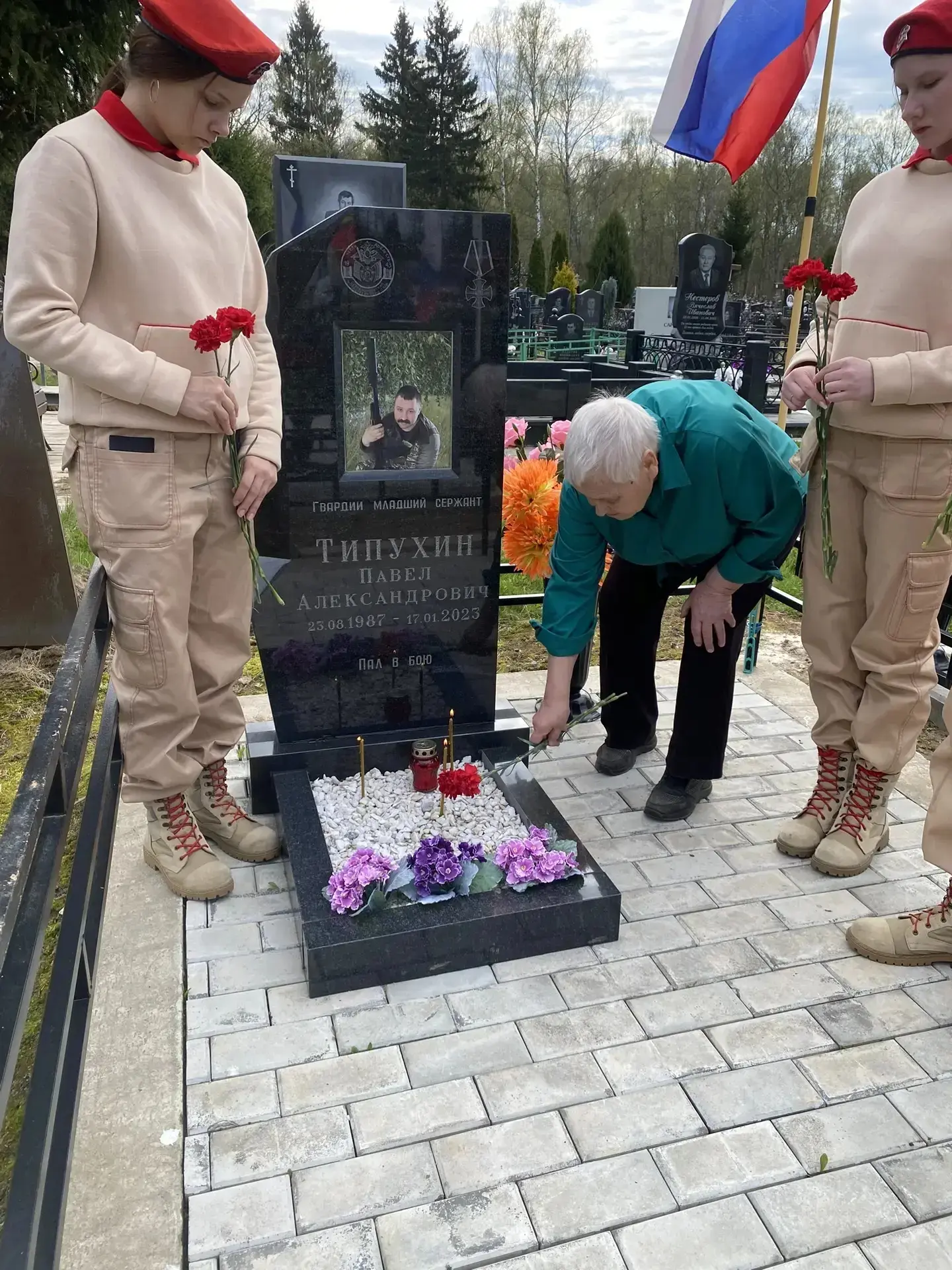 4 мая, накануне Дня Великой Победы, юнармейцы отряда «Росток» посетили могилу участника СВО, бывшего