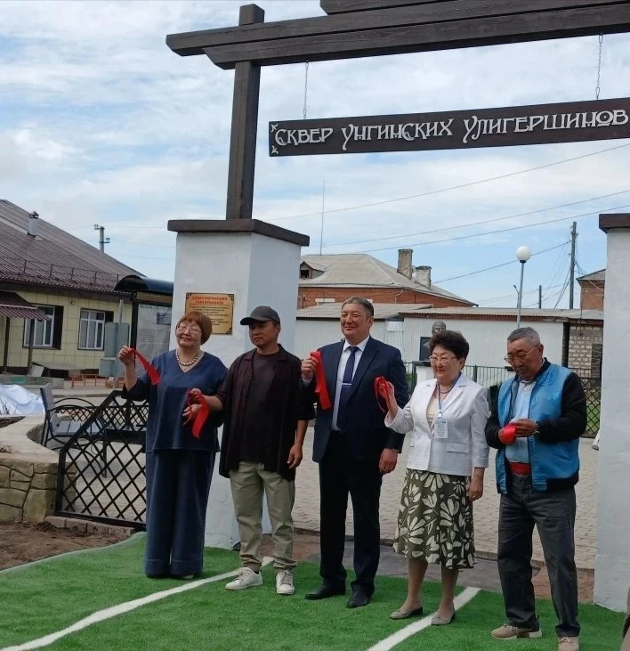 Энэ үдэр, июниин 12 то,   Новонүхэд  тосхондо"Үнгын голой үльгэршэдэй  талмай» нээгдэбэ.
Буряад үльг