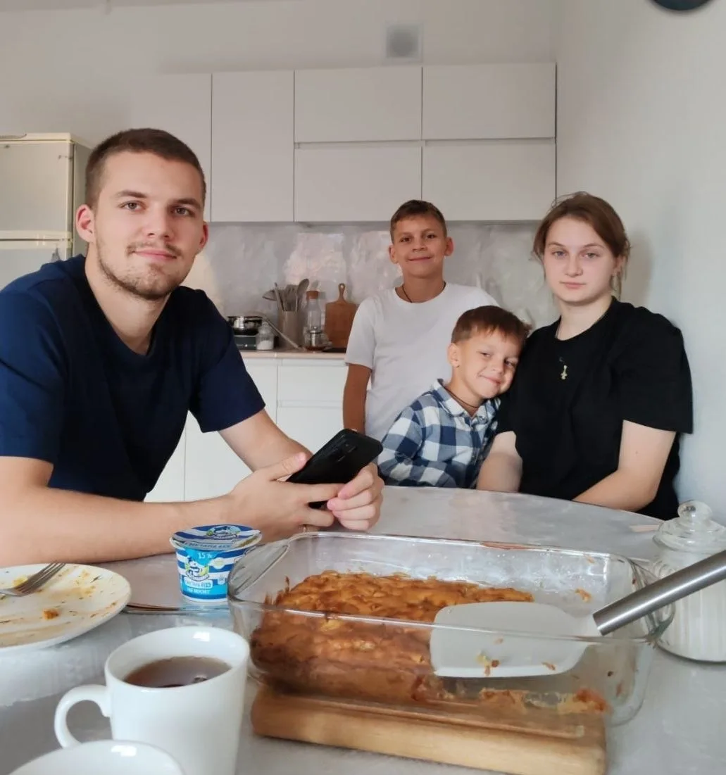 Возвращаясь вечером из Москвы на электричке, обратил внимание на группу подростков лет 12-14, бесцел