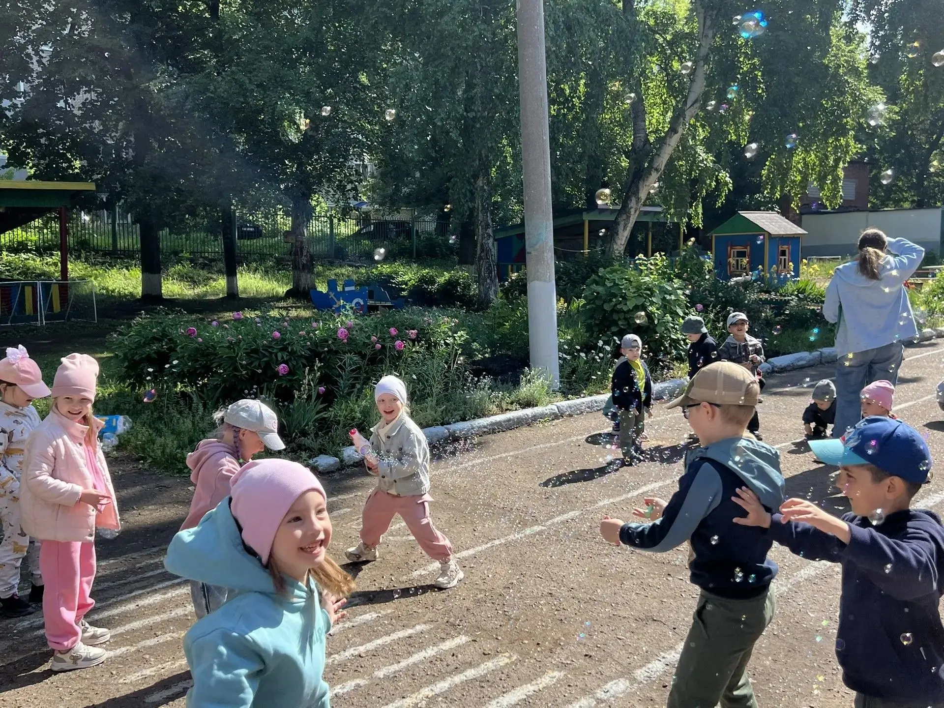 Лето – это время солнца☀️, смеха😁 и веселых приключений, а ещё  1 июня  отмечается Ден...