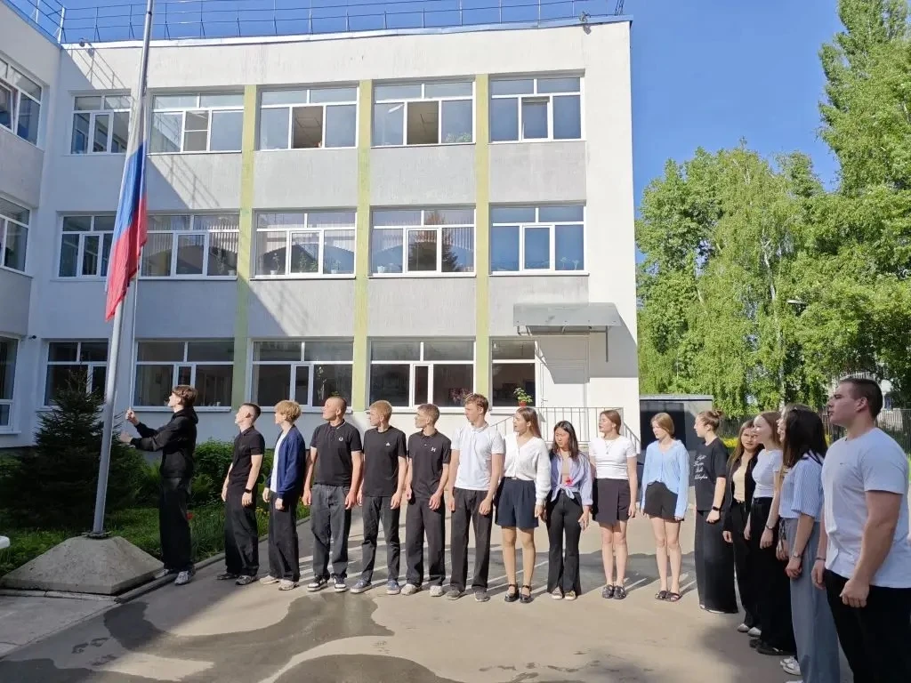 18 мая новая учебная неделя в нашей школе началась с подъема Государственного флага Рос...