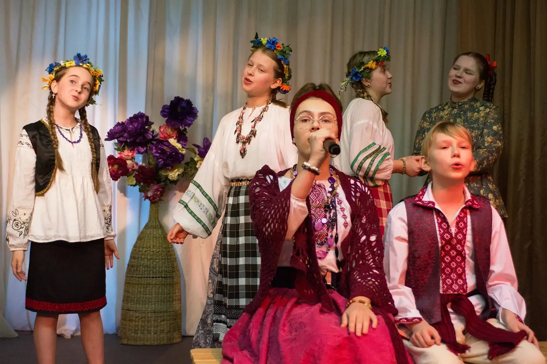 🎭 🐇🎶Премьера в театре «Златоцвет»: «За двумя зайцами».  13 мая на сцене старшего театра «Златоцвет» 
