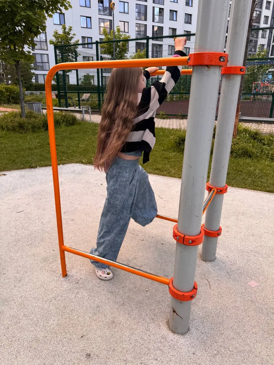 Распущенные волосы, конечно, красиво. 
Но… 
🧹Весь двор волосами подмела 
🚿Мыть надо снова и снова 