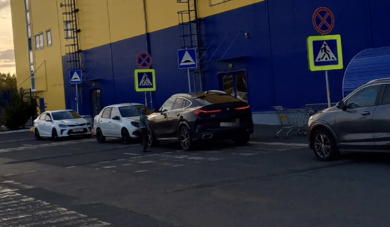🚗 В Новошахтинске дети у «Ленты» предлагают водителям помыть фары — а после отказа про...