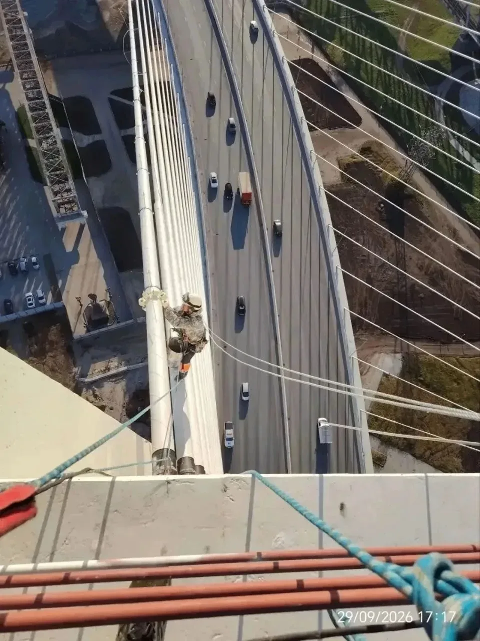🌉 Человек на вантах Четвёртого моста — вовсе не экстремал! 🧗‍♂️