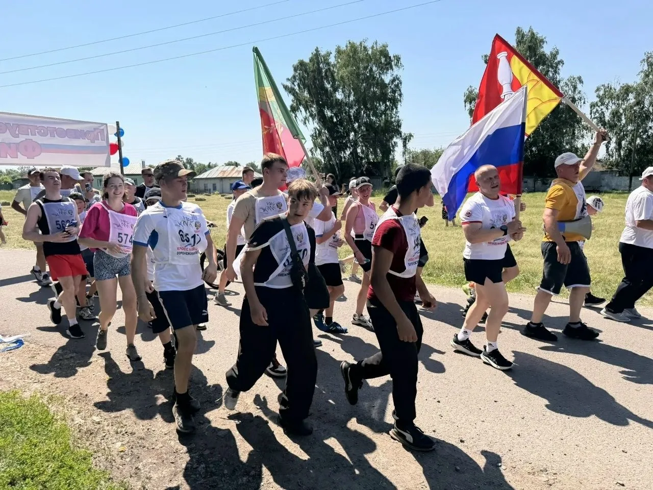 12 июня в с. Верхняя Тишанка состоялся легкоатлетический кросс «Бегу за Россию!» с участием министра