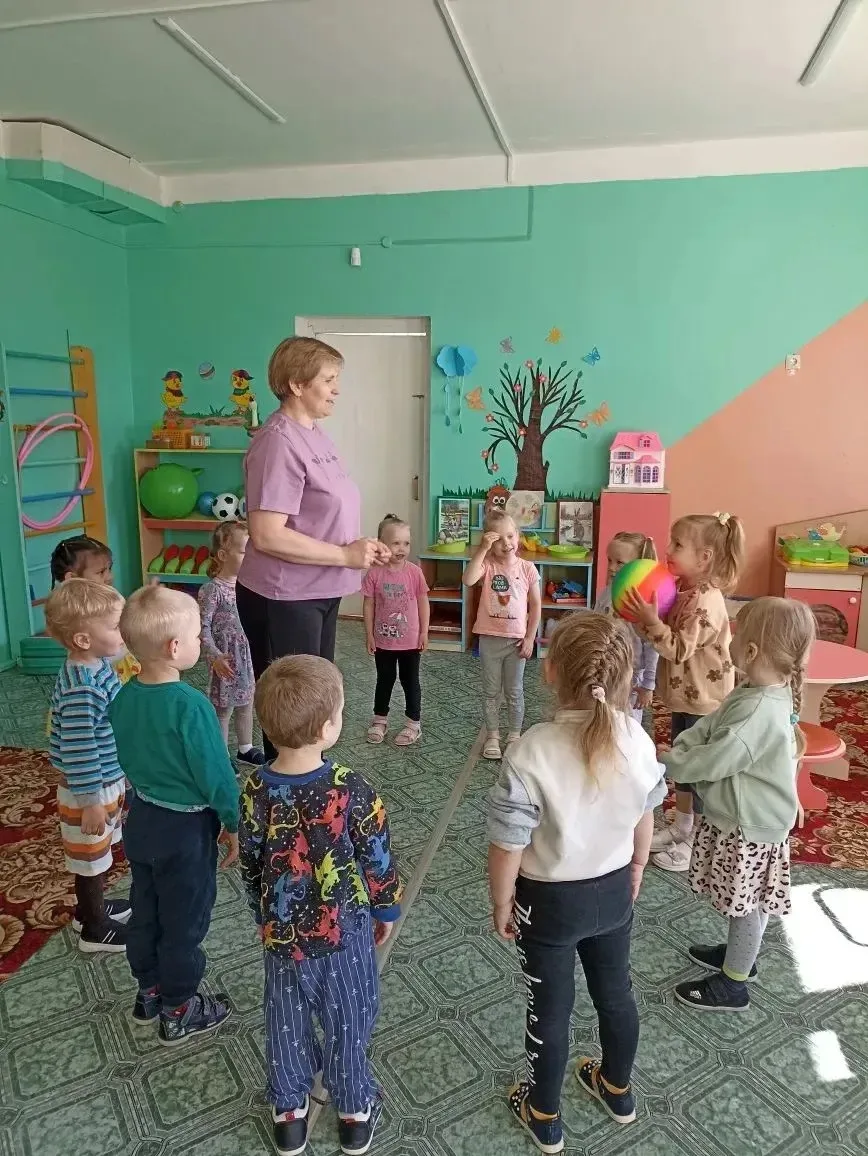 С ребятами младшей группы была  проведена игра с мячом на тему: "Финансовый Мяч".