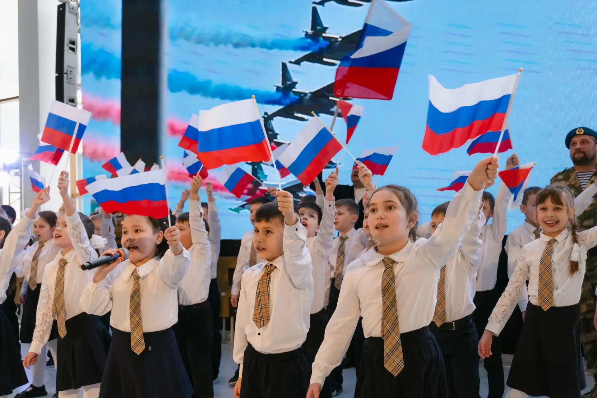 Когда поет семья... 💫  🎤 Вчера в нашем атриуме случилось что-то невероятное. Битва хоров «Во Славу Р