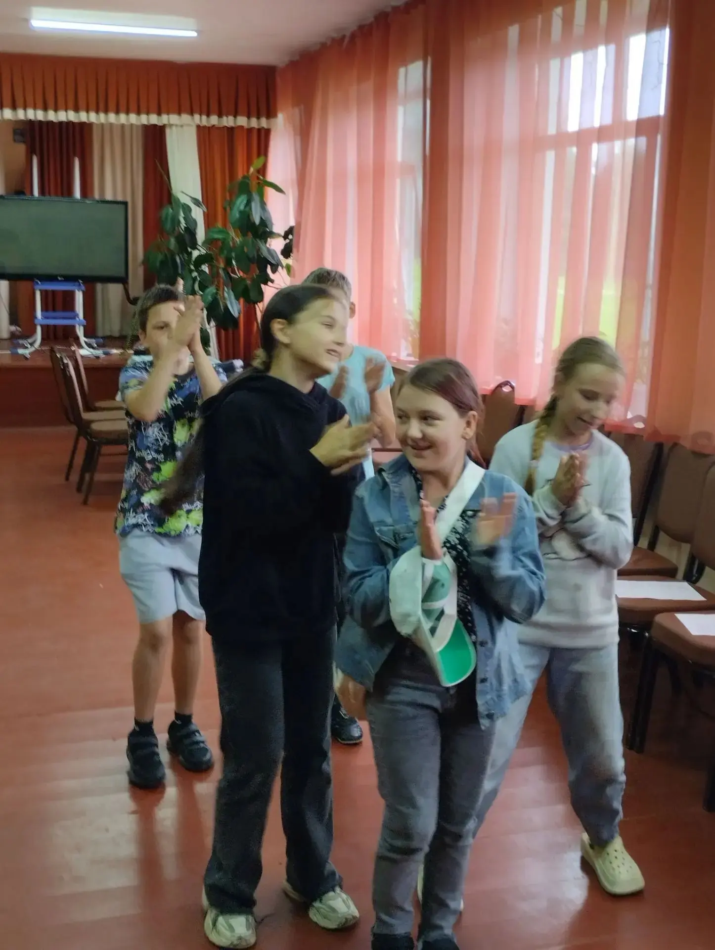 🌞 С Международным днём дружбы!

Сегодня, в Международный день дружбы, Хмелитский СДК и Сельская биб