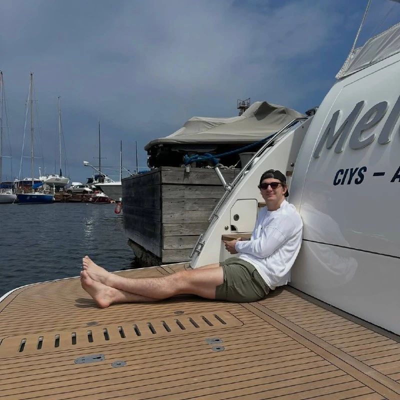 Виталий Кравцов в отпуске 🛥️

Кайфушки 🌊