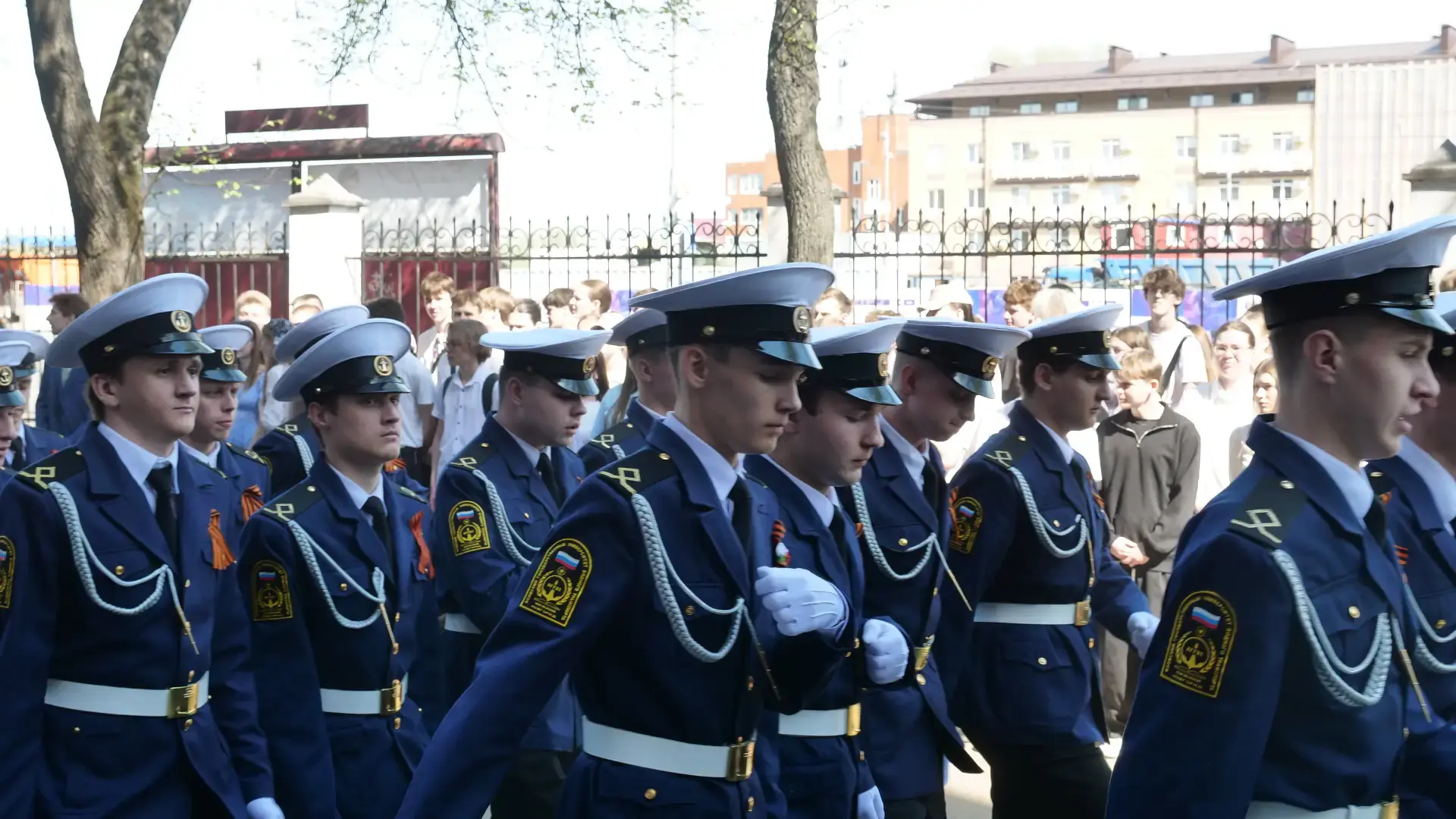 🇷🇺🎖ПАМЯТЬ В СТРОЮ, ИСТОРИЯ В СЕРДЦЕ  Красные гвоздики, георгиевские ленты, памятные треугольники пис