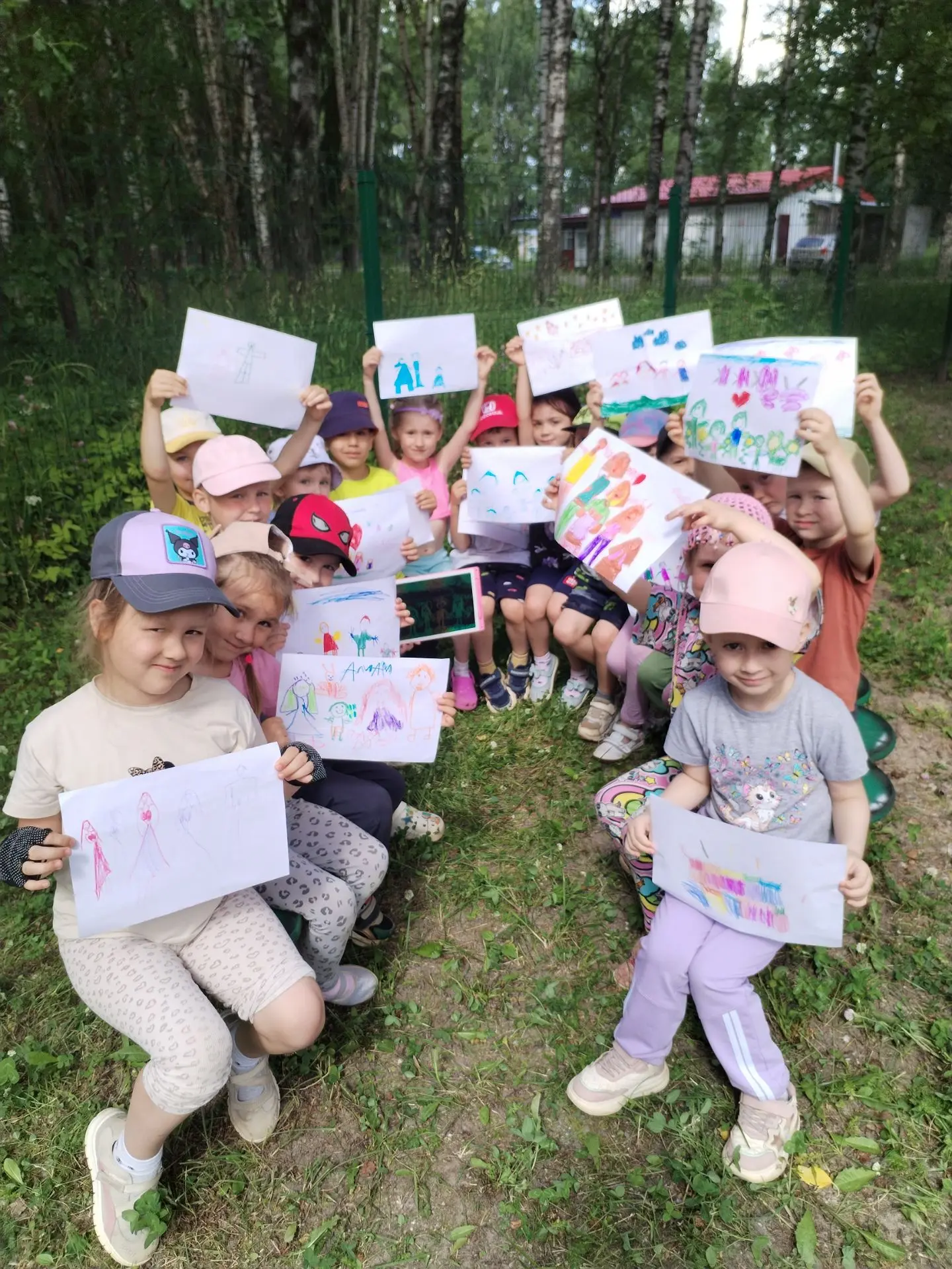 Что может быть дороже семьи? 👨‍👩‍👧‍👦

Сегодня мы с ребятами старшей группы подготовились к празд