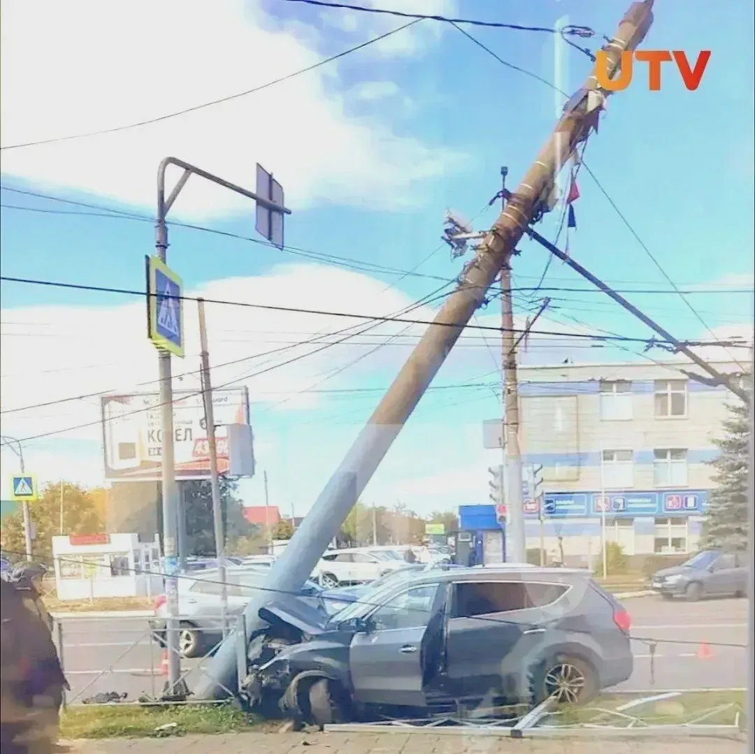 На Малой земле легковой автомобиль врезался в столб