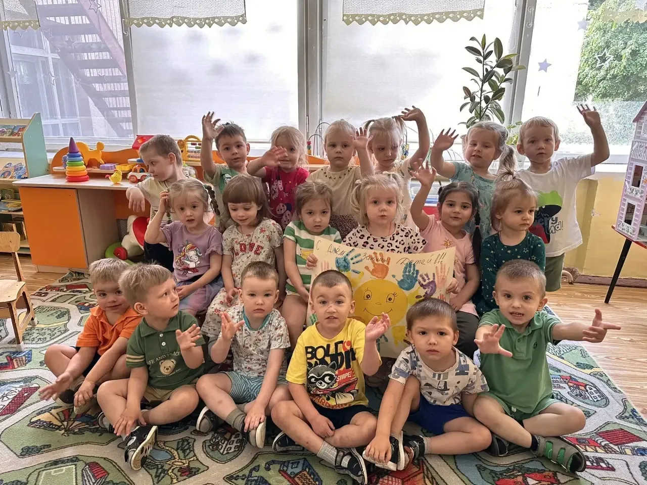Солнечное настроение и яркие краски! 🌞🎨

В нашем детском саду кипит настоящая творческая мастерска