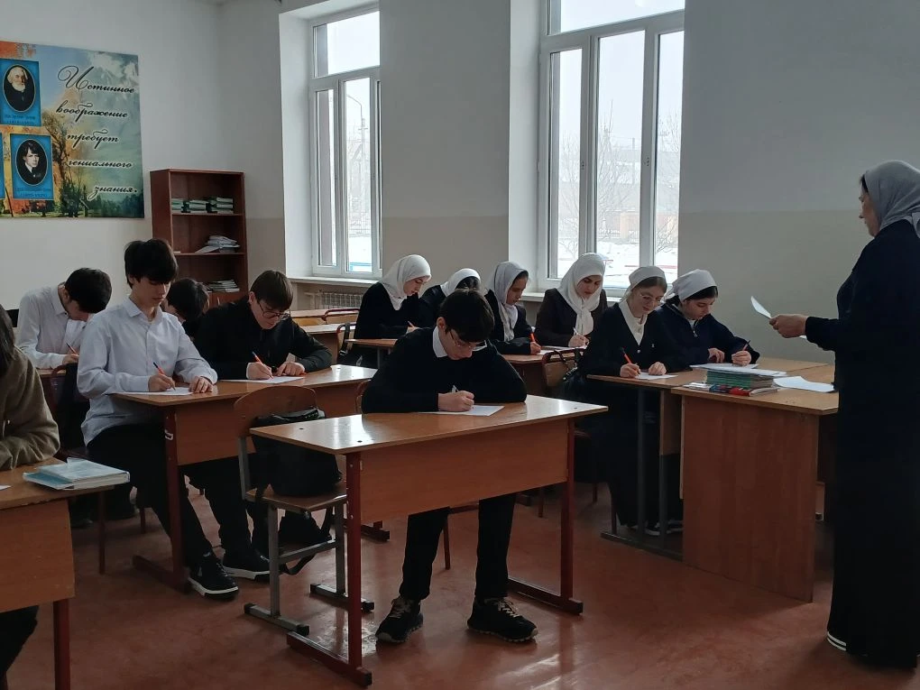 Сегодня 23.01.2026 г., обучающиеся 10-го  класса писали региональный диктант по чеченскому языку.