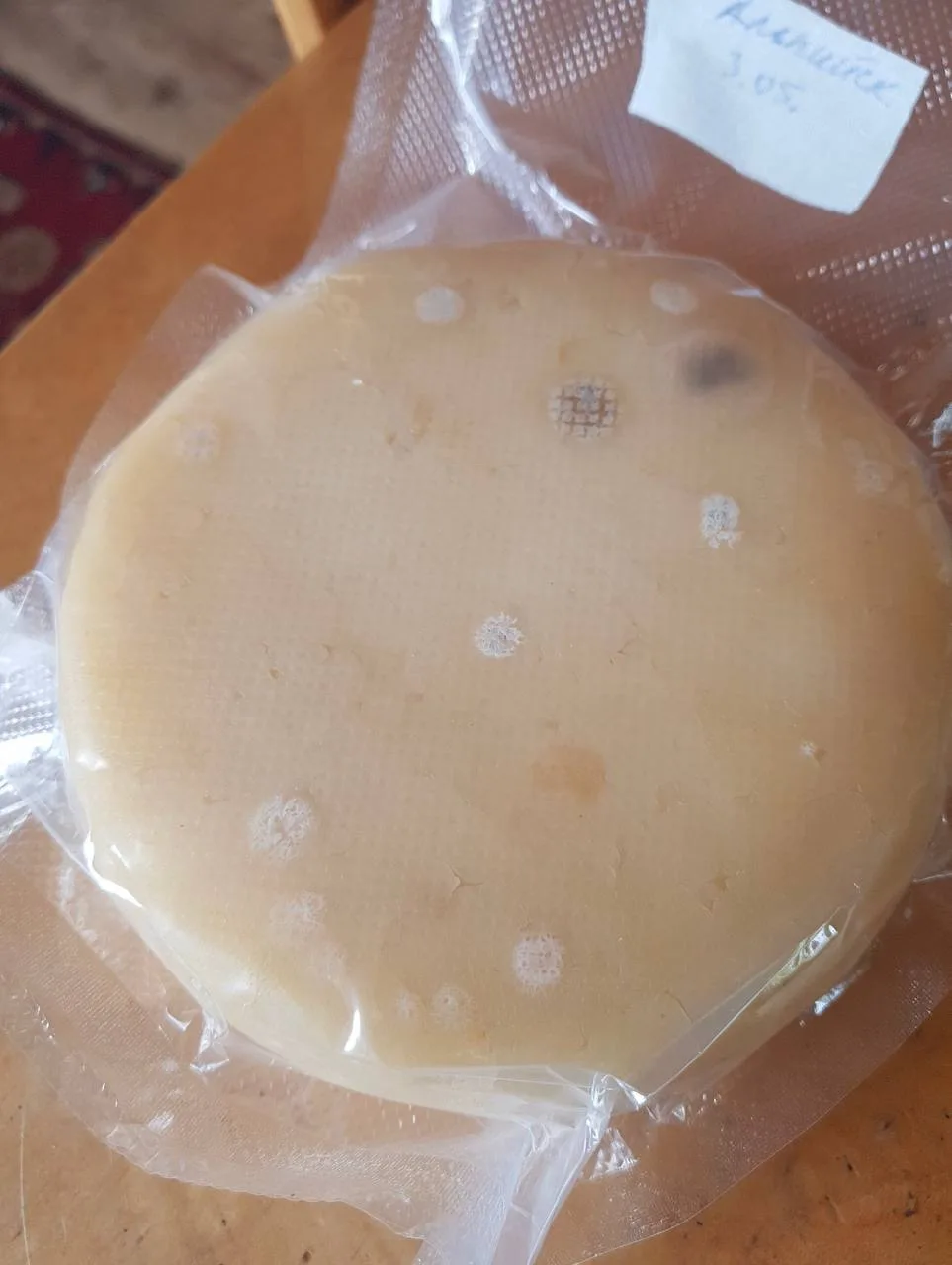 Почему альпийский сыр в вакууме покрылся пятнами и конденсатом? 🧐