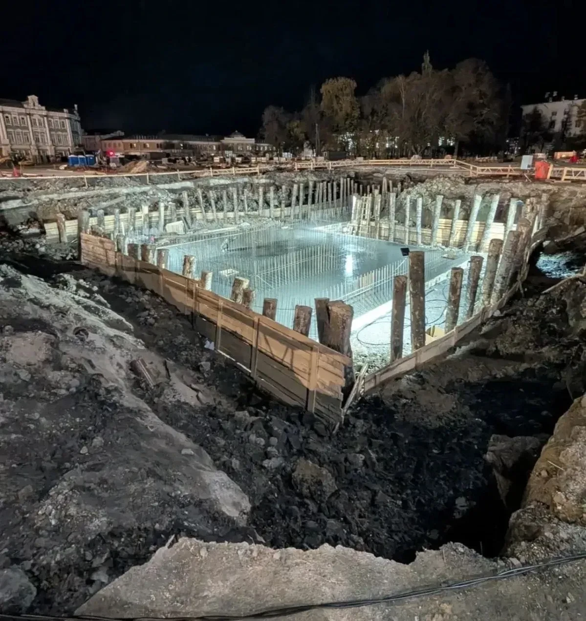 ⛲️ На площади Революции заливают фундамент под фонтан