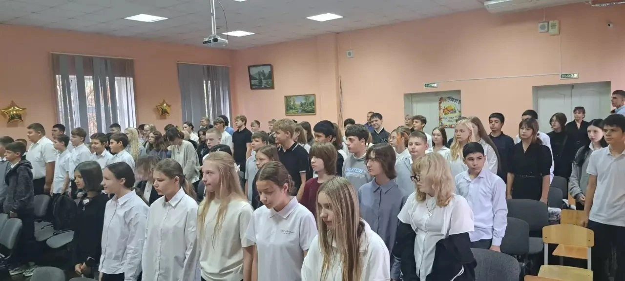Учебная неделя началась ярко и торжественно — с поднятия флага! 🇷🇺