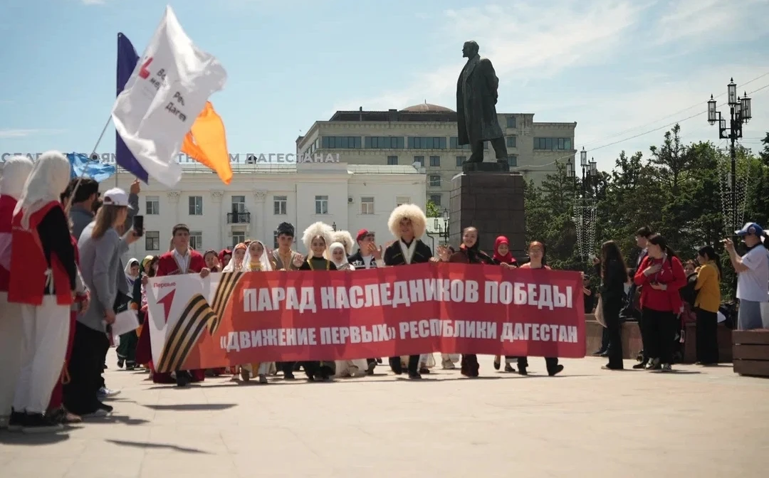 «Парад наследников Победы» Движения Первых в Махачкале собрал около 2,5 тысячи человек.