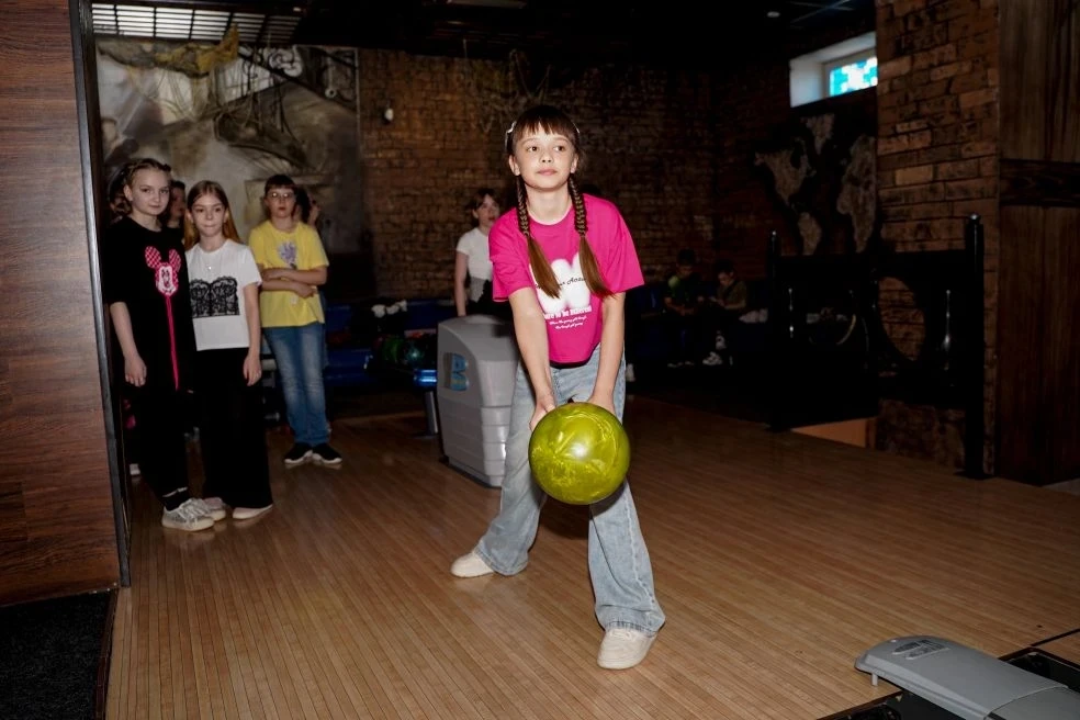🎳 **Весенние каникулы продолжаются!**  Ученики 4 «Г» класса отправились в боулинг, чтобы зарядиться 