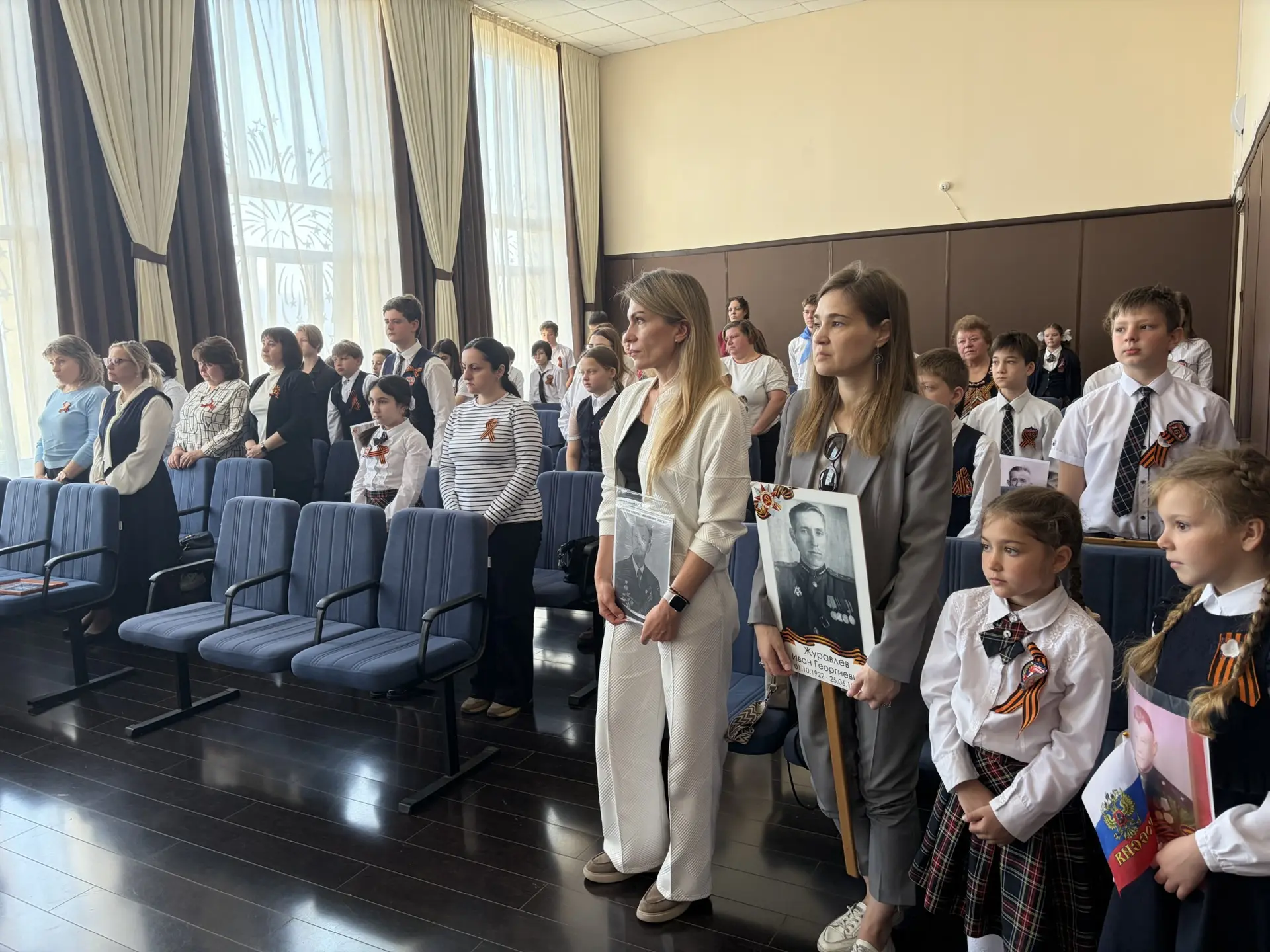 🕊 Бессмертный полк в нашей гимназии: память, которая объединяет🕊  Сегодня на торжественной линейке в