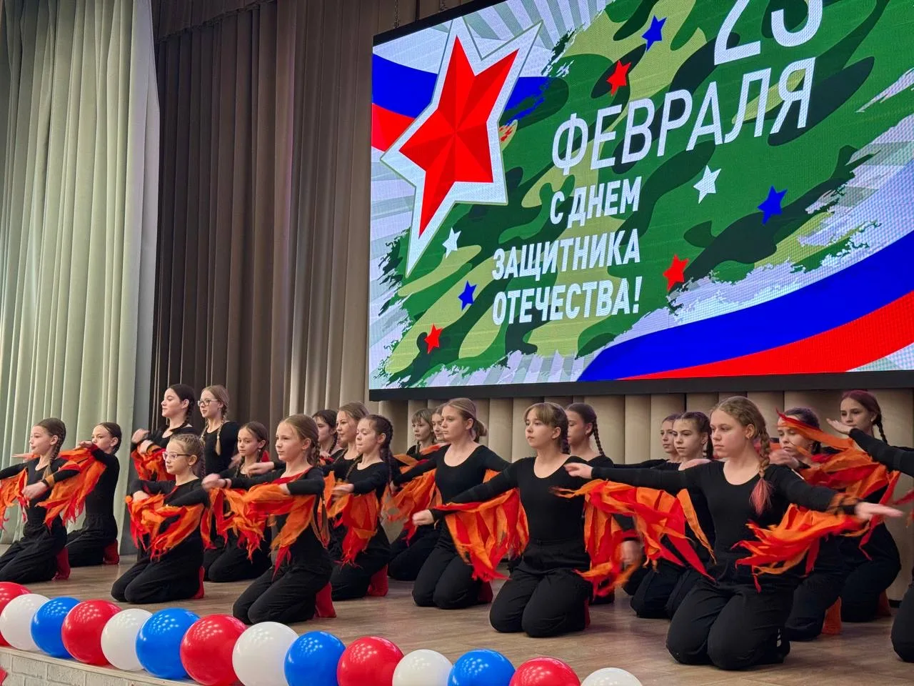 В школе №69 прошел торжественный концерт, посвященный Дню защитника Отечества.  В актовом зале школы