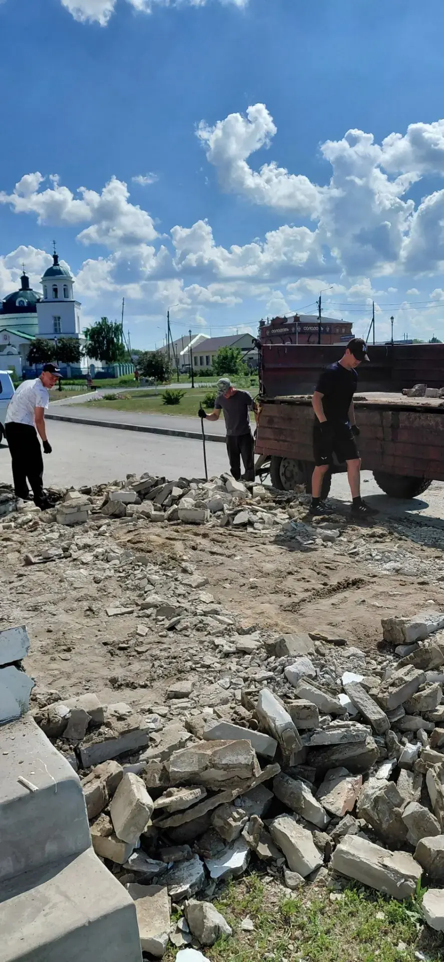 ✅В Звериноголовском на площади Свободы начали демонтаж старой сцены.  Сооружение уже давно не пользу