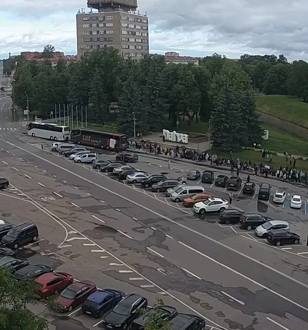 👀Очередь желающих попасть в Россию в связи с праздником выстроилась на пункте пропуска в Ивангород 