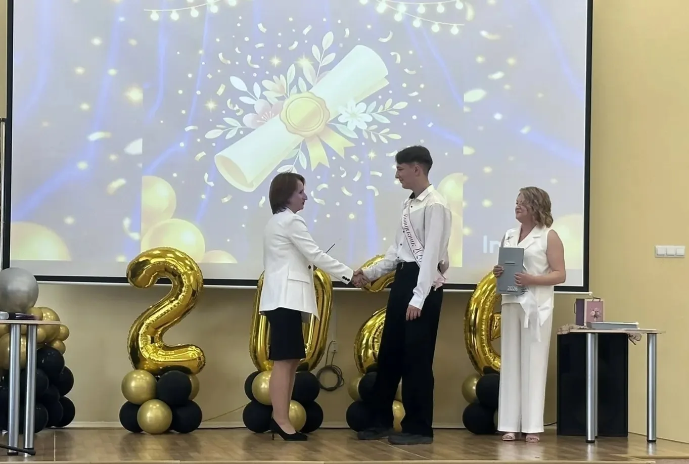 🎉 Выпускной 9 класса: прощание со школой и шаг навстречу мечте! 🎉

Сегодня в нашей школе особенный