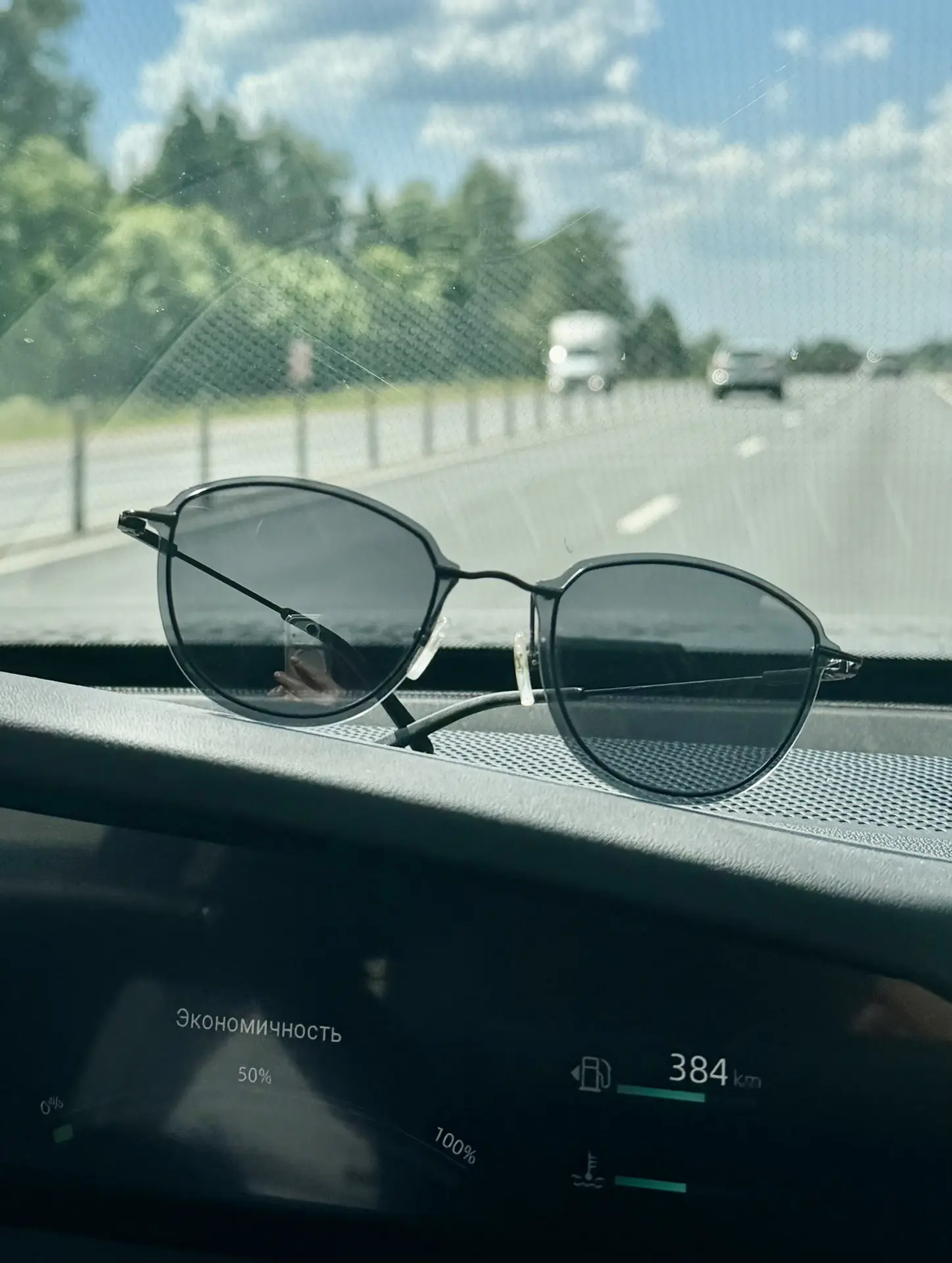 🔥СРОЧНО! УБЕРИТЕ ОЧКИ С ПРИБОРНОЙ ПАНЕЛИ 👓🚗❌

В Москве жара +30 градусов и это испытание не тольк