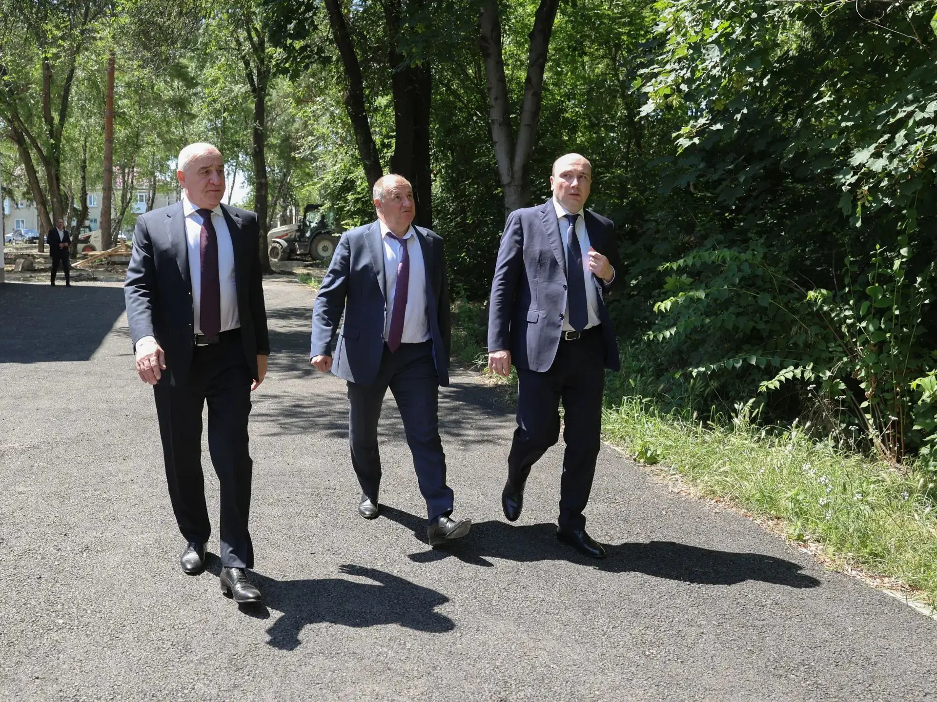Сегодня проинспектировал ход работ по благоустройству парковой зоны около городского Дв...