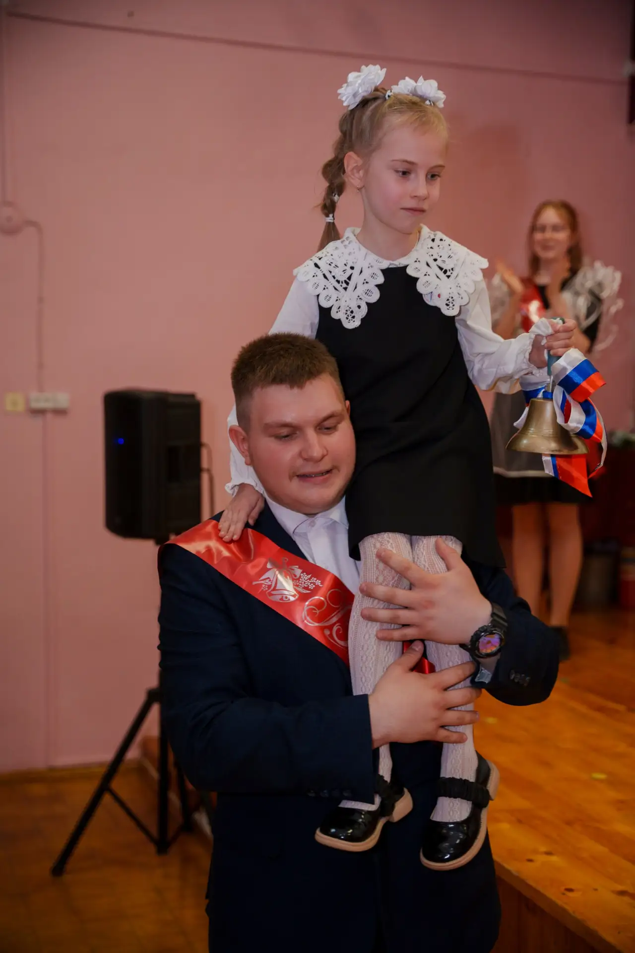 Наконец-то! 📸

Дождались фотографий с Последнего звонка 11 класса. Столько эмоций, улыбок, слёз и т