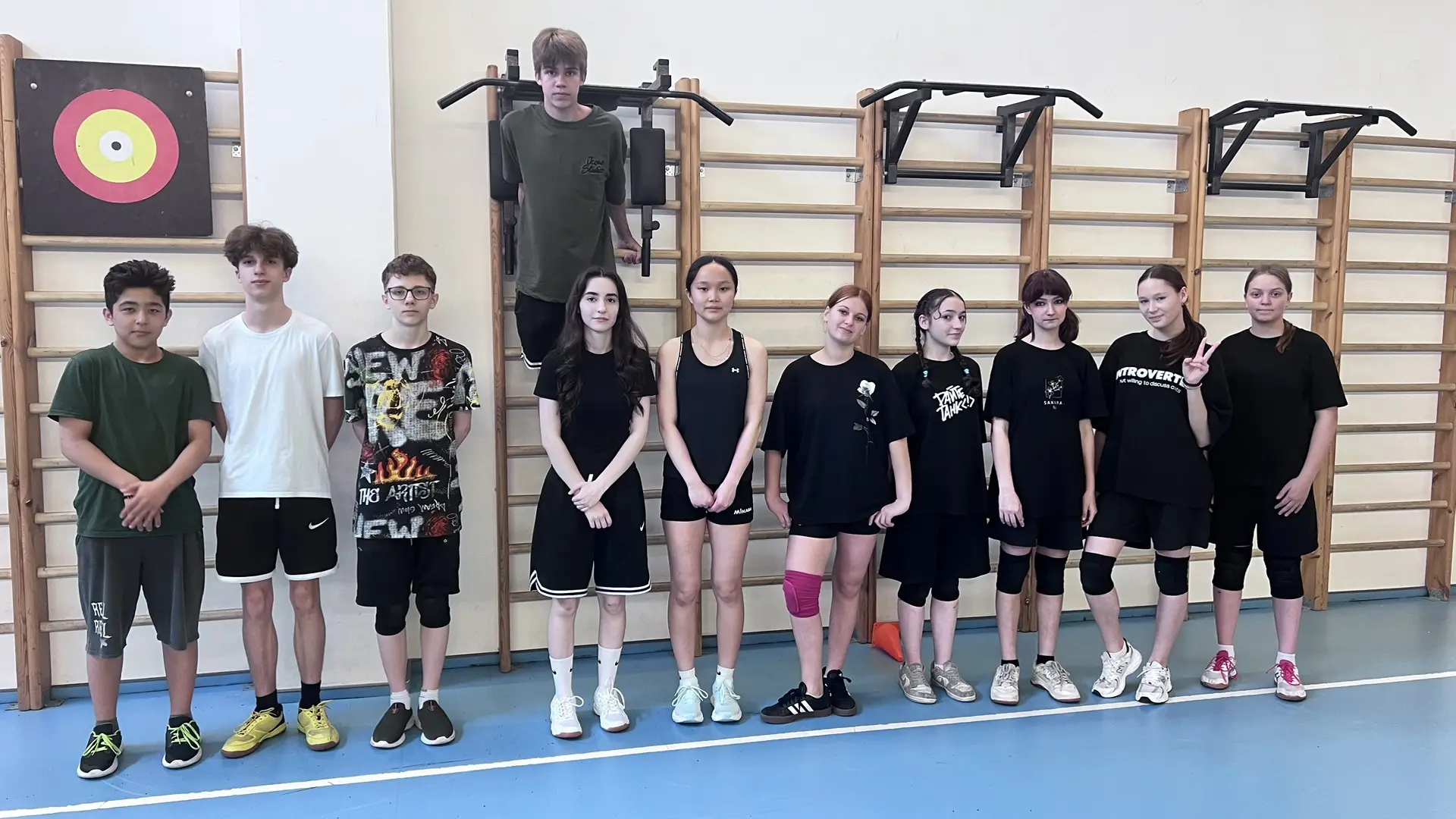 🏐 Волейбольная битва в Поэтическом!  Сегодня, 22 мая, в нашей школе прошла захватывающая игра по вол