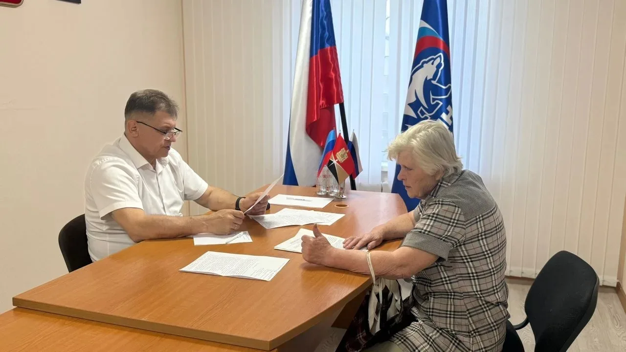 Председатель Совета городского округа город Алчевск Роман Лысенко провел личный прием г...