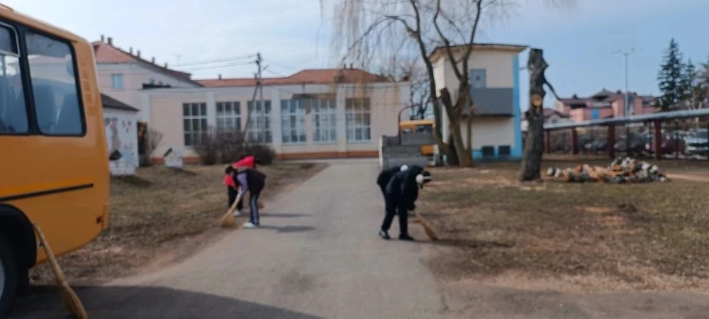 🌿 Весна пришла — пора наводить порядок! 🌿    Сегодня ученики нашей школы дружно вышли на весенний су