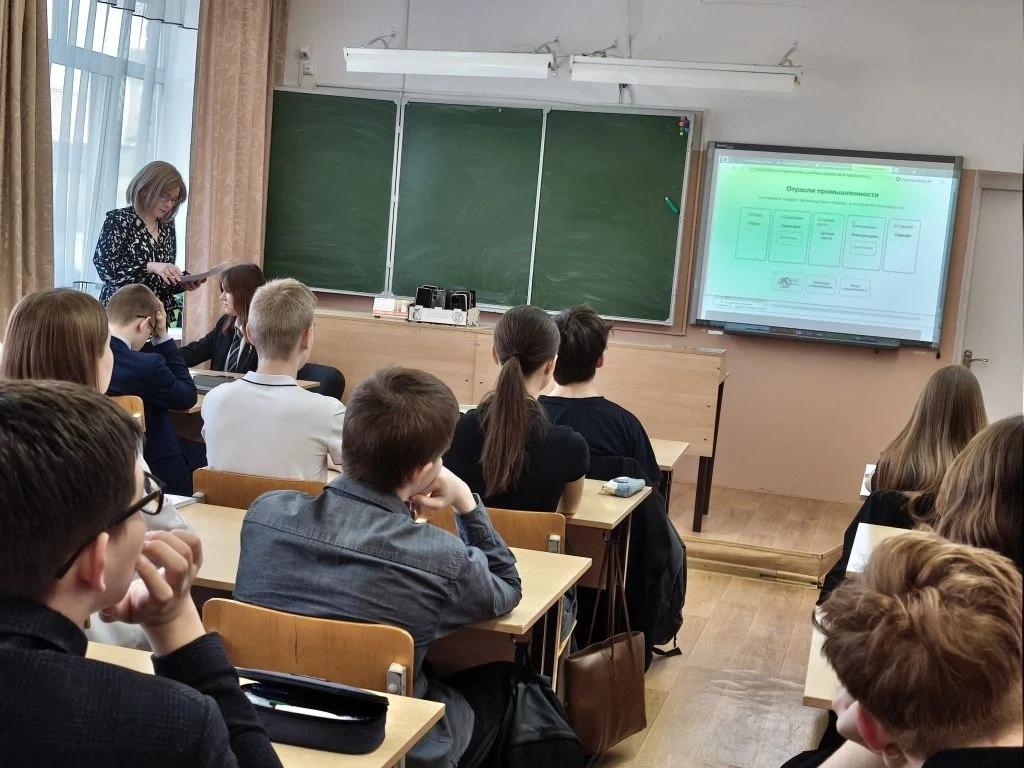 Разговоры о важном: заводы России — основа нашей жизни 🏭  Сегодня, 16 марта, учебная неделя в  лицее