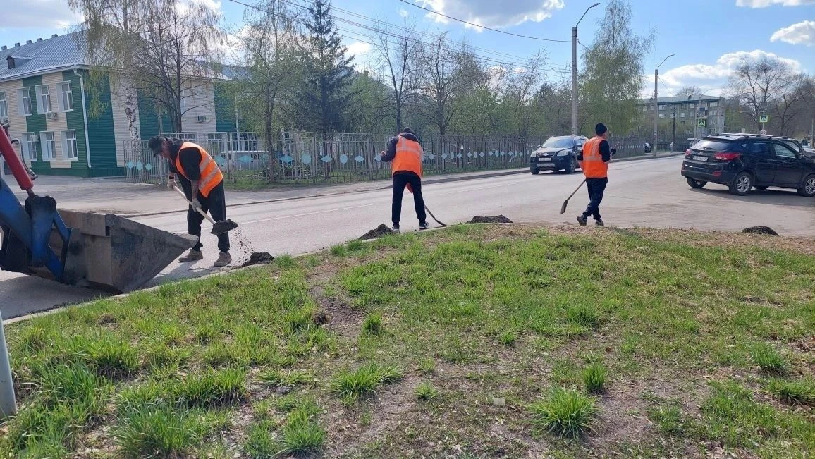Коммунальные службы продолжают работы по содержанию дорог и благоустройству городских территорий ⁣ 🚜