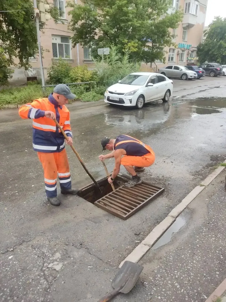 Омские дорожники откачивают воду после ночного ливня. 

Бригады всех окружных ДЭУ работают в низинах