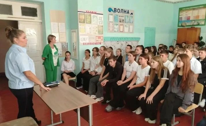 🏫В рамках акции «Сообщи, где торгуют смертью» представитель УНК МВД по Адыгее рассказа...